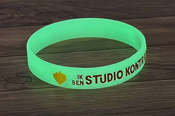 glow-in-the-dark siliconen polsbandjes zorgen voor een mooi effect eens het donker wordt