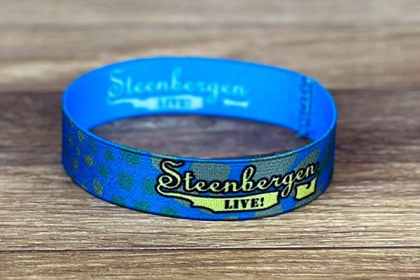smal elastische polsbandje in blauw met logo