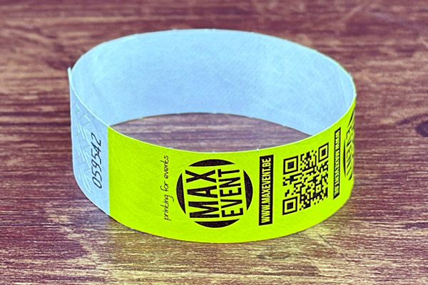 tyvek budget polsbandjes in fluo geel met opdruk van het logo van maxevent